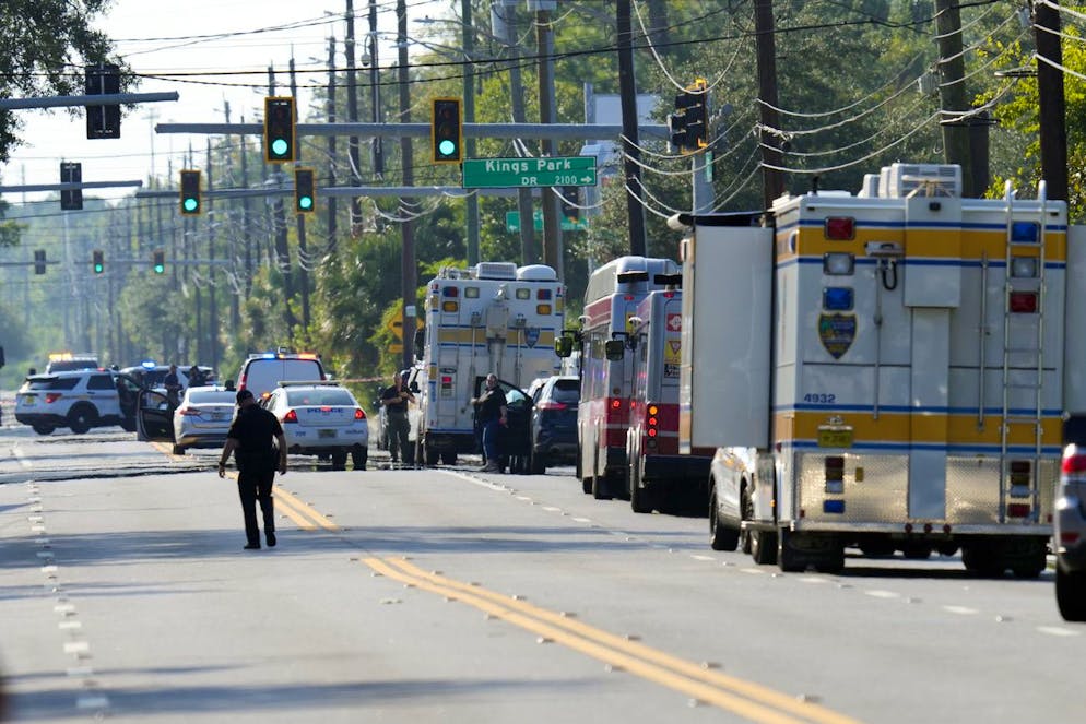 Le autorità indagano sulla scena della sparatoria di massa a Jacksonville, in Florida.