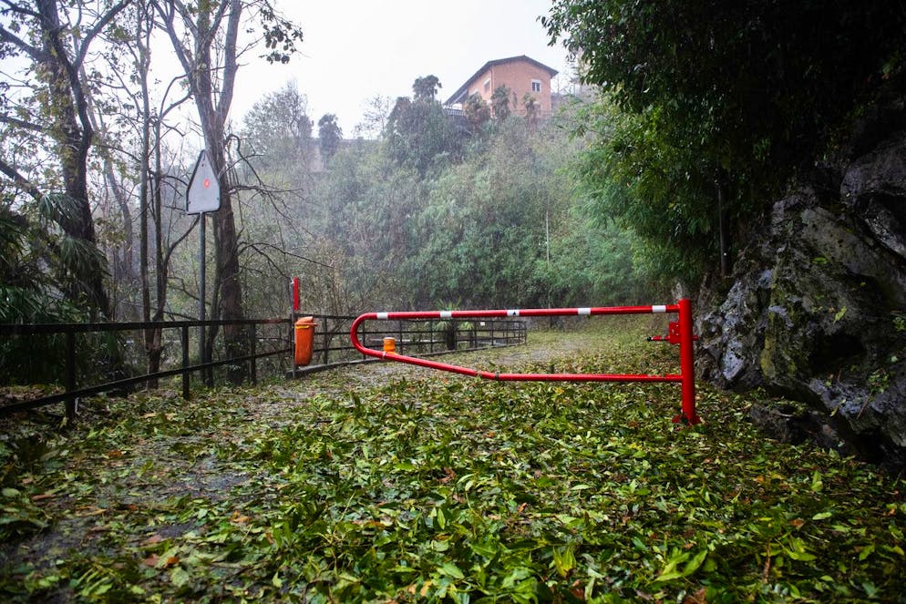 I disagi causati dalla pioggia in Ticino - Domenica 27 agosto. La strada tra Ronco sopra Ascona e Arcegno è chiusa per pericolo di smottamenti.