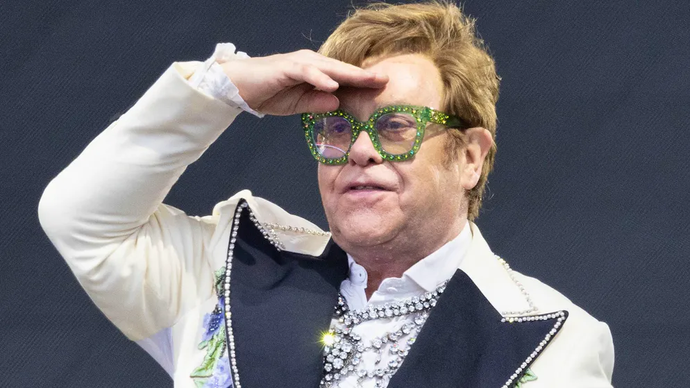 Healing is progressing slowly. Elton John talks about his serious illness for the first time