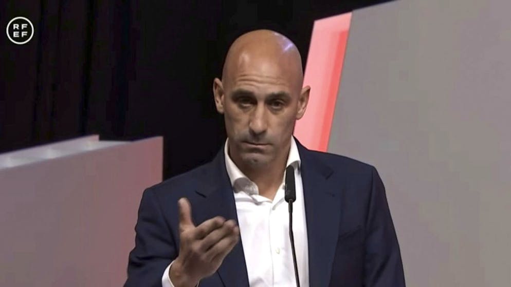 Bacio scandalo a Hermoso. La madre di Rubiales annuncia uno sciopero della fame