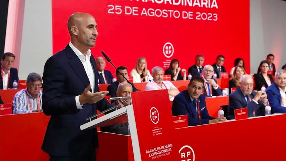 Il bacio scandaloso. Dopo la FIFA anche la procura spagnola indaga sul caso Rubiales