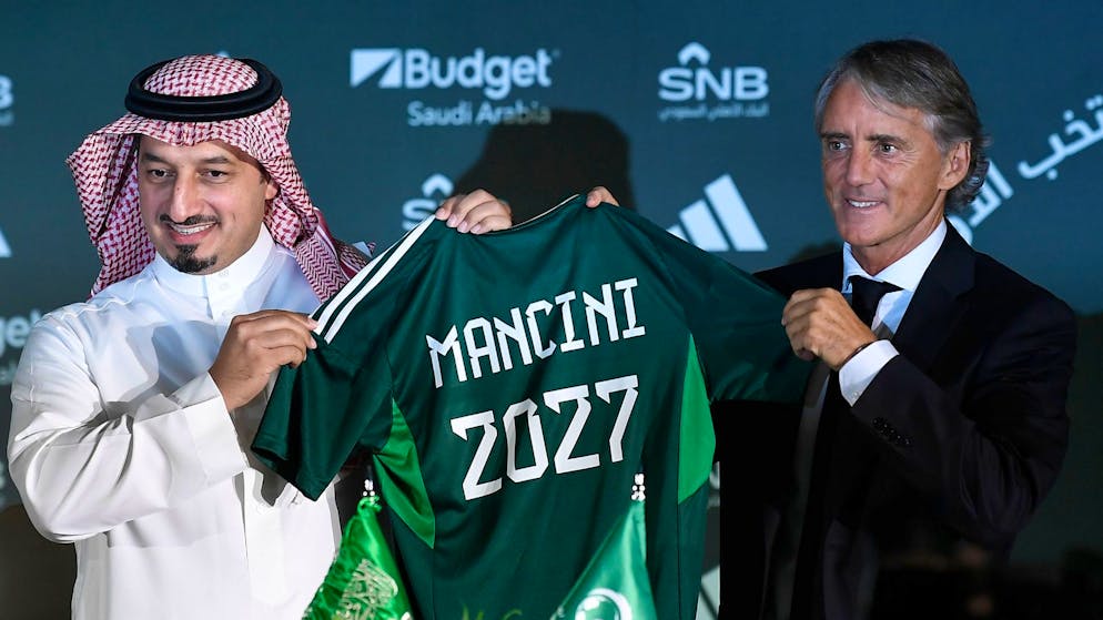 Roberto Mancini (r) und Yasser Al Misehal, der Präsident des saudi-arabischen Fussballverbandes, bei der Vorstellung des neuen Nationaltrainers.