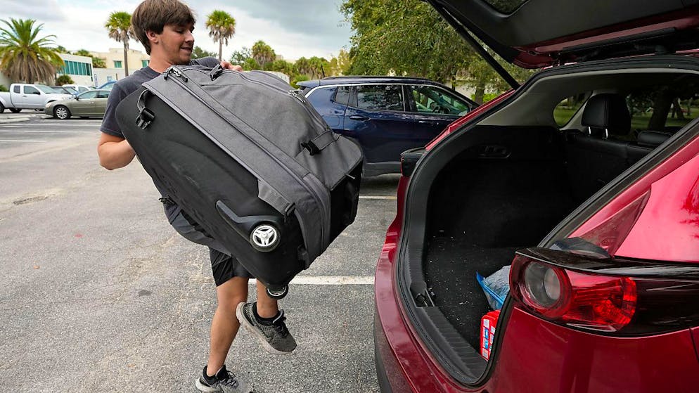 Owen Pope, ein Student des Eckerd College aus South Carolina, packt sein Auto, nachdem die Studenten aufgefordert wurden, den Campus zu evakuieren. Der US-Bundesstaat Florida bereitet sich auf die Ankunft eines Hurrikans vor. Foto: Chris O'Meara/AP