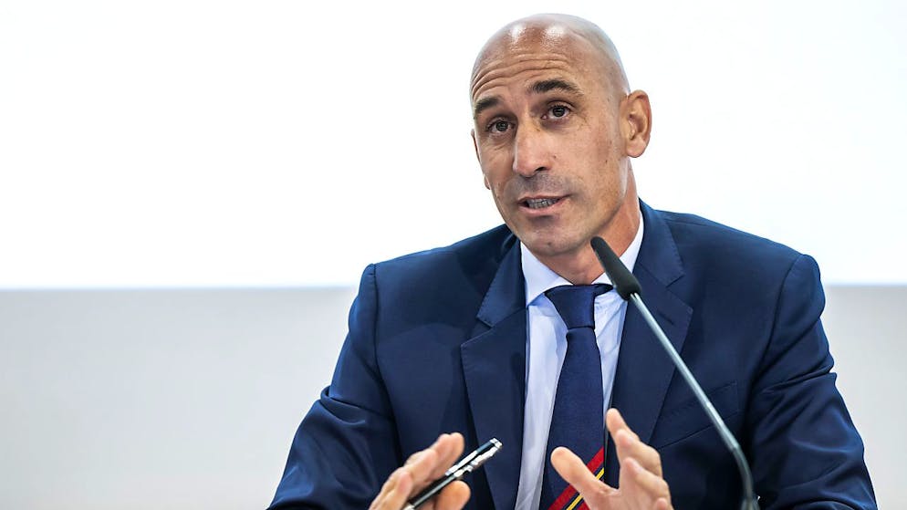 Rubiales è nei guai per il bacio alla calciatrice Hermoso.