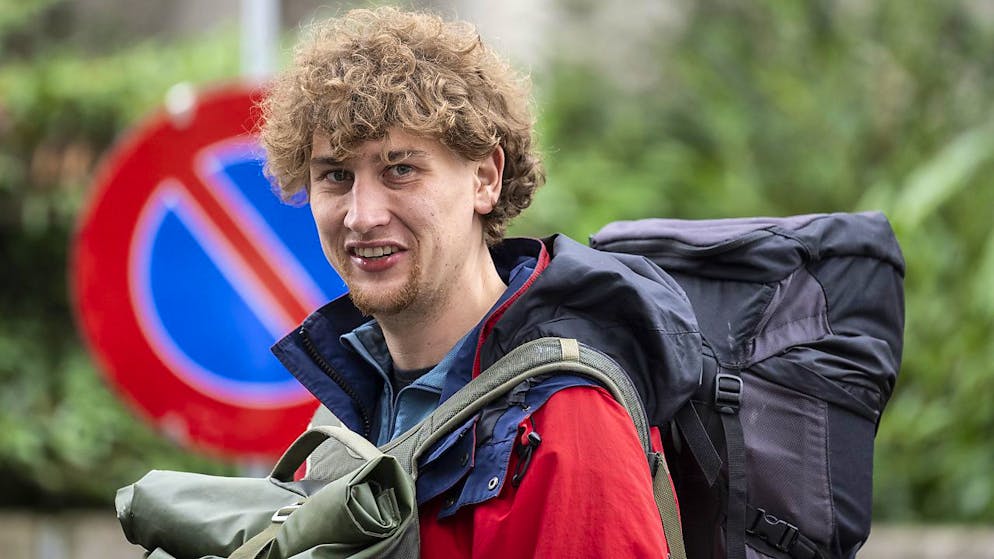 Klimaaktivist Max Voegtli blockiert Strassen und klebt sich an Kunstwerken fest.