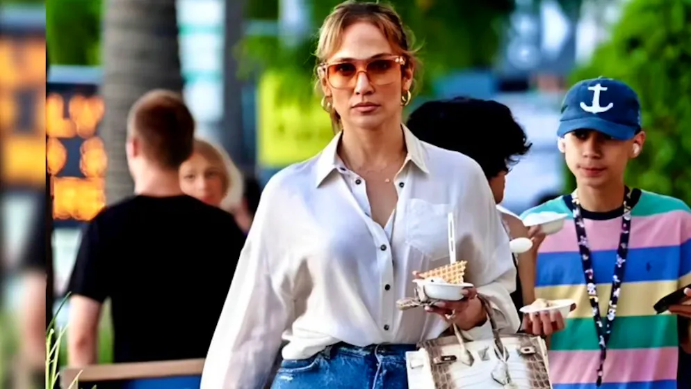 Pour aller manger une glace. Jennifer Lopez arbore le sac le plus cher du monde