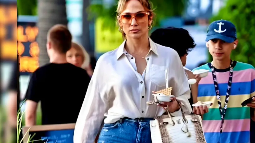Aufreger-Outfit. Jennifer Lopez geht mit teuerster Tasche der Welt Glace-schlecken