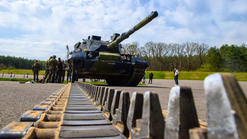 Ukrainische Soldaten arbeiten in Klietz in Sachsen-Anhalt an einem alten Kampfpanzer vom Typ Leopard 1 A5. (Archivbild)
