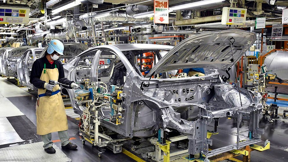 Die Bänder in der Produktion von Toyota in Japan fahren nach einem Systemausfall wieder an. (Archivbild)