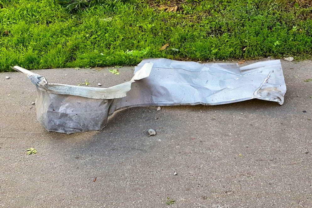 Drohnenschläge auf russisches Gebiet. Doch nicht immer erreichen die unbemannten Flugobjekte ihr Ziel: Hier ein Trümmerteil einer abgewehrten Drohne in Krasnogorsk, ausserhalb von Moskau.