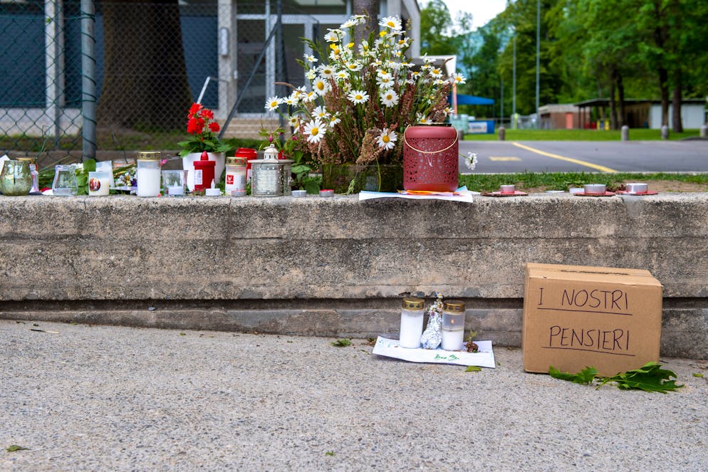 I fiori al Centro Scolastico Ronchini nel giorno del funerale di Daniele F., vittima del fatto di sangue occorso lo scorso maggio alla scuola di Aurigeno.
