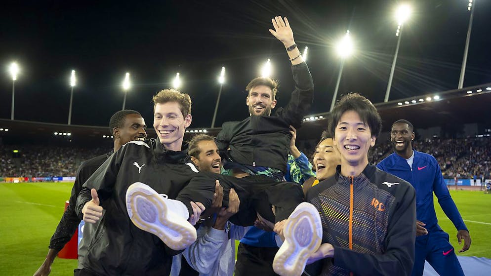 Loïc Gasch wird nach dem letzten Wettkampf seiner Karriere bei Weltklasse Zürich von seinen Konkurrenten auf Händen getragen