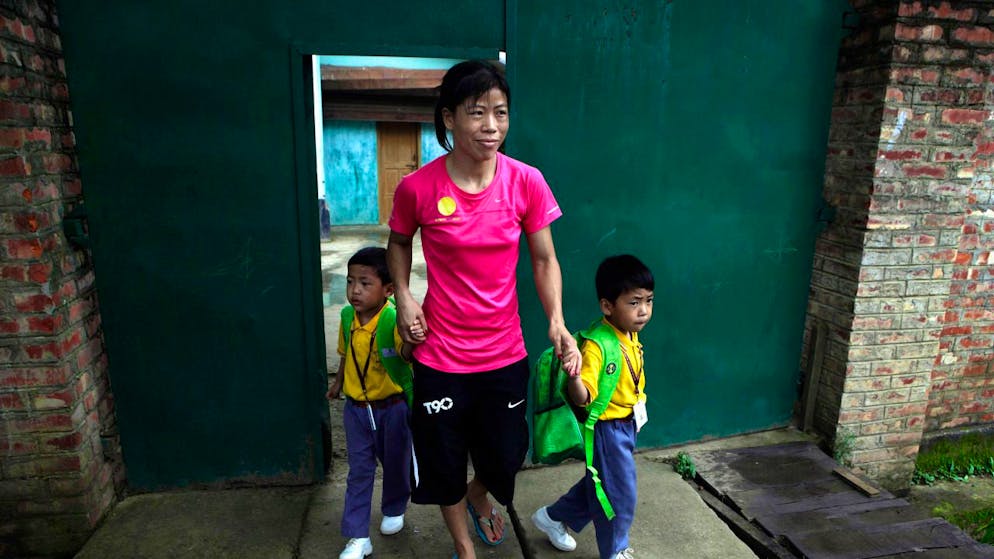 La pugile indiana Mary Kom con i due figli gemelli in una foto del 2012. (foto d'archivio)
