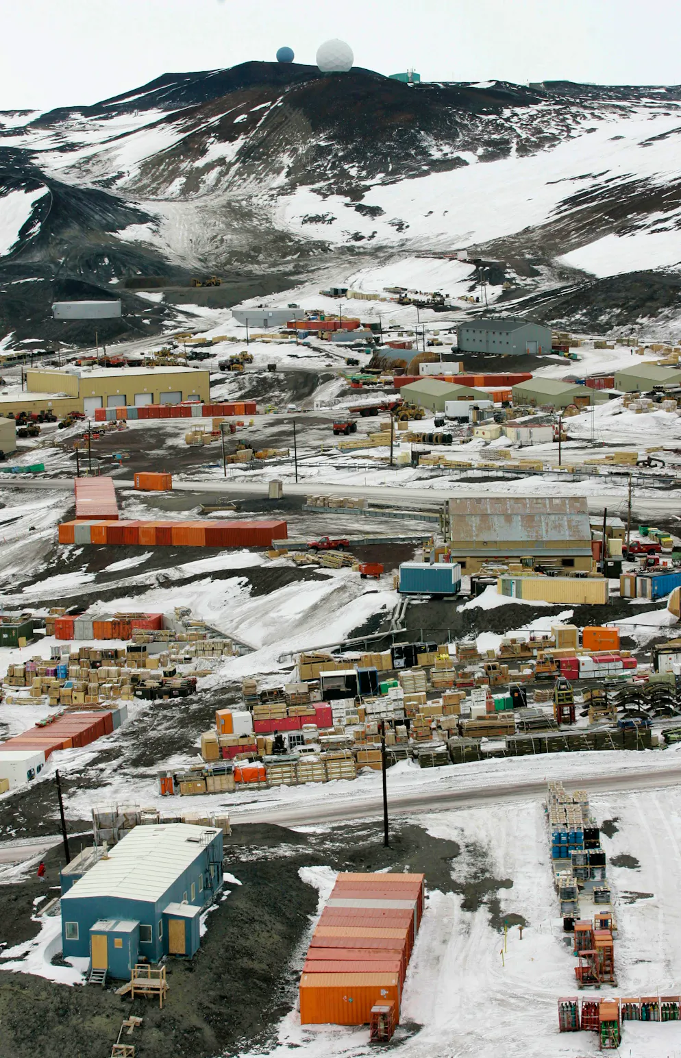 Im antarktischen Sommer leben bis zu 1000 Menschen in McMurdo. Die amerikanische Station ist die grösste Forschungs- und Logistik-Einrichtung in der Antarktis – und liegt fernab jeglicher Zivilisation. Nur in der neuseeländischen Scott Base leben und arbeiten noch andere Menschen in der näheren Umgebung.