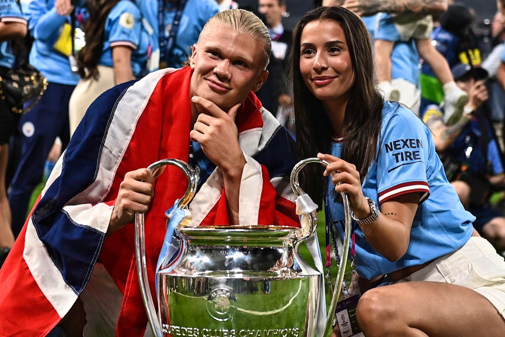  Erling Haaland e Isabel Haugseng Johansen posano con la Champions League vinta dal City al termine della scorsa stagione. 
