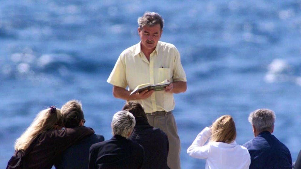 Vor 25 Jahren stürzte eine MD-11 der Swissair bei Halifax ins Meer - Gallery. Der damalige Zürcher Flughafen-Seelsorger Walter Meier bei einem Gedenkanlass am Strand von Peggy^s Cove am 5. September 1998. (Archivbild)