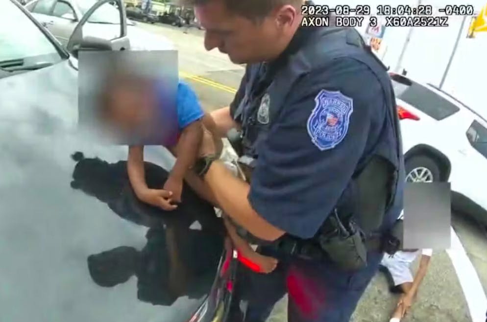 L'agente in azione ripreso da una bodycam del collega ha agito seguendo la sua preparazione, grazie alla quale ha salvato il bimbo di 18 mesi.