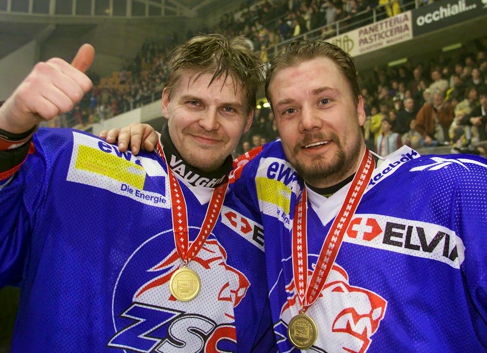 Scorer of the decisive goal for 2:1, Morgan Samuelsson, right, and legendary goalkeeper Arie Solander of the ZSC Lions celebrate the title won after the last game of the NLA Ice Hockey Championship final against HC Lugano in Lugano.  Saturday, April 7, 2001 AD.