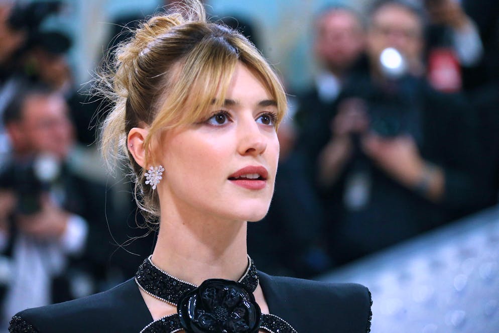 Il fiocco, un dettaglio tipico dello stile di Lagerfeld, ha fatto la sua comparsa anche nell'outfit di Daisy Edgar-Jones. L'attrice vincitrice del Golden Globe ha scelto un due pezzi di Gucci, la cui estetica classica ricorda fortemente il periodo di Karl Lagerfeld alla Chanel. L'ha abbinato agli orecchini Fireworks e un anello classico con diamanti taglio smeraldo di Bucherer Fine Jewellery e ha stupito il mondo della moda.