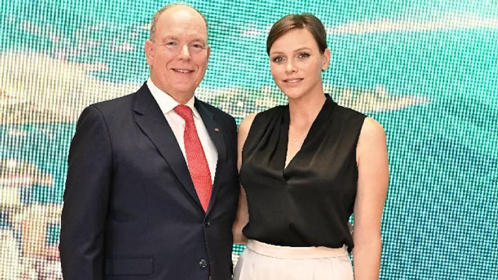 Le couple princier dans la tempête. Charlène défie la crise avec un look solide comme un roc
