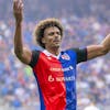 Basels Renato Veiga fordert die Basler Fans in der Muttenzer Kurve auf Stimmung zu machen im Fussball Meisterschaftsspiel der Regular Season der Super League zwischen dem FC Basel 1893 und dem FC Zuerich im Stadion St. Jakob-Park in Basel, am Sonntag, 3. September 2023. (KEYSTONE/Georgios Kefalas)