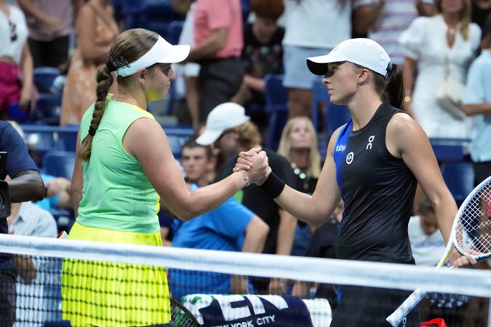 Jelena Ostapenko (sinistra) saluta Iga Swiatek