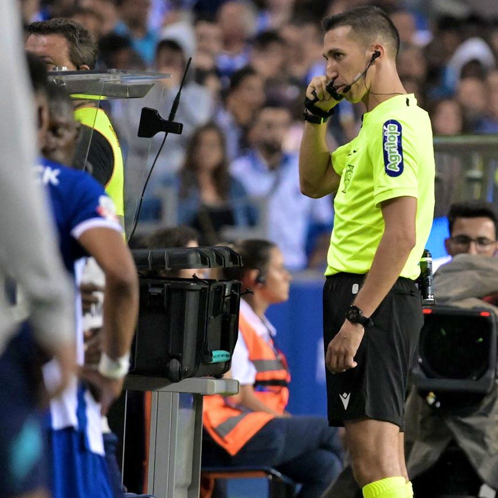 Miguel Nogueira a telefono con gli assistenti del VAR 