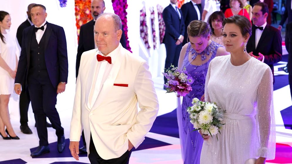 La coppia nella tempesta. Charlène scaccia le voci sulla rottura con un outfit deciso