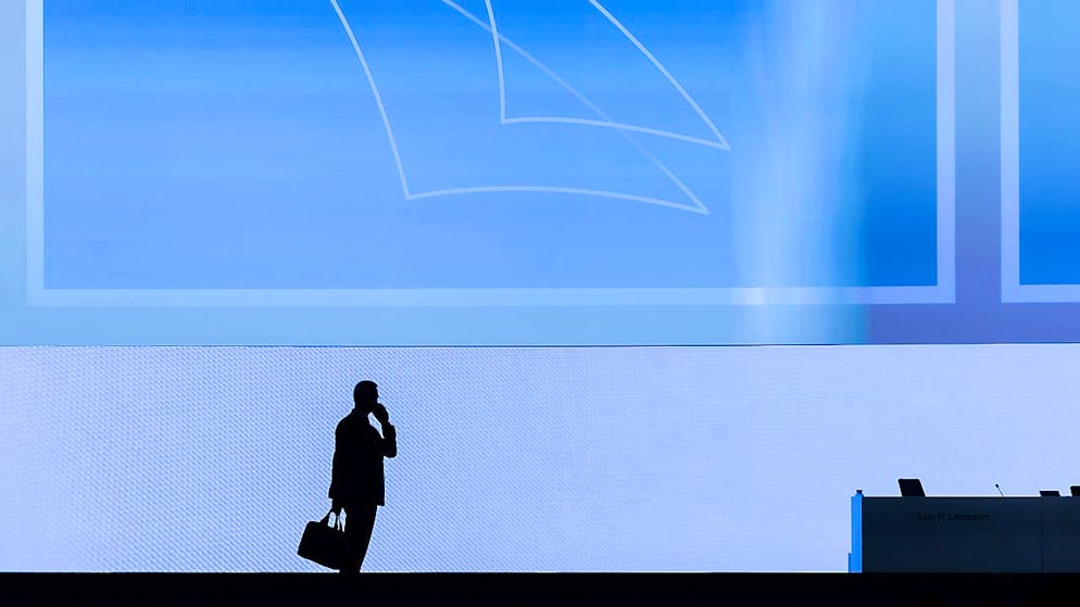 Il presidente di Credit Suisse Axel Lehmann lascia la sala in cui si è tenuta l'ultima assemblea degli azionisti: è il 4 aprile 2023.