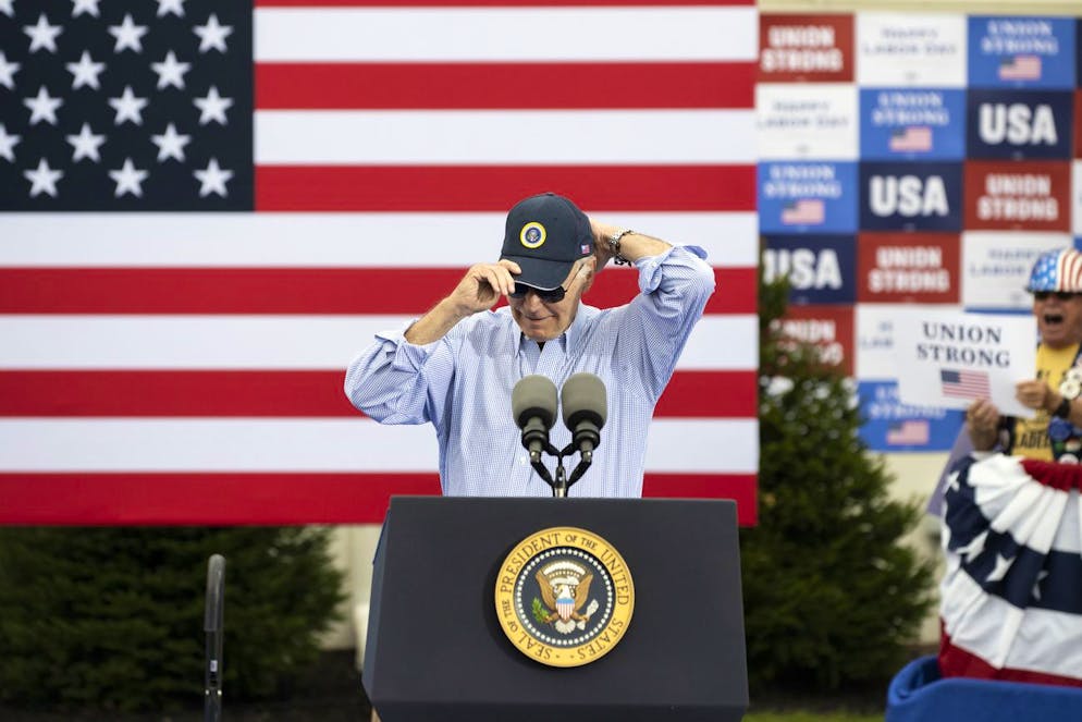 Il presidente Joe Biden mentre indossa un cappello durante un evento del Labor Day al Sheet Metal Workers Local 19, a Filadelfia.