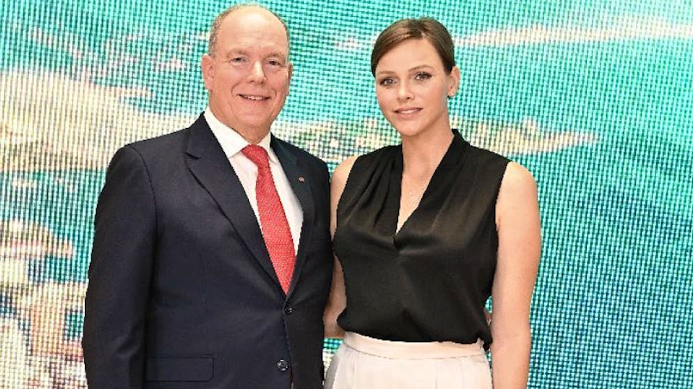Fürstenpaar im Sturm. Charlène lächelt die Trennungs-Gerüchte im felsenfesten Look weg