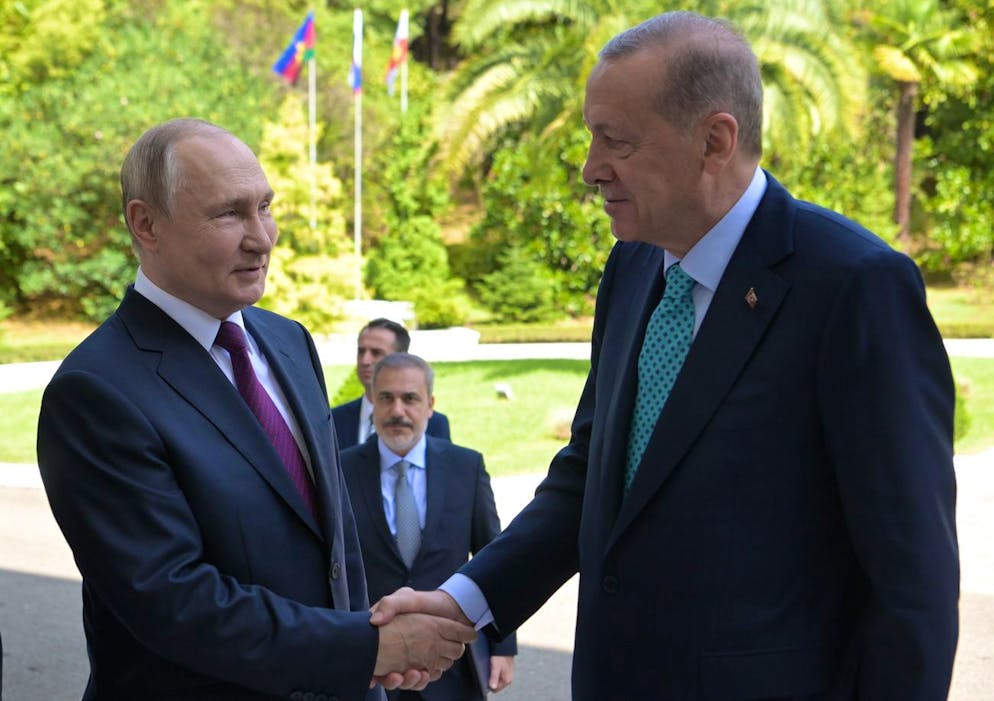 Il presidente russo Vladimir Putin dà il benvenuto al presidente della Turchia Recep Tayyip Erdogan prima del loro incontro a Sochi in Russia.