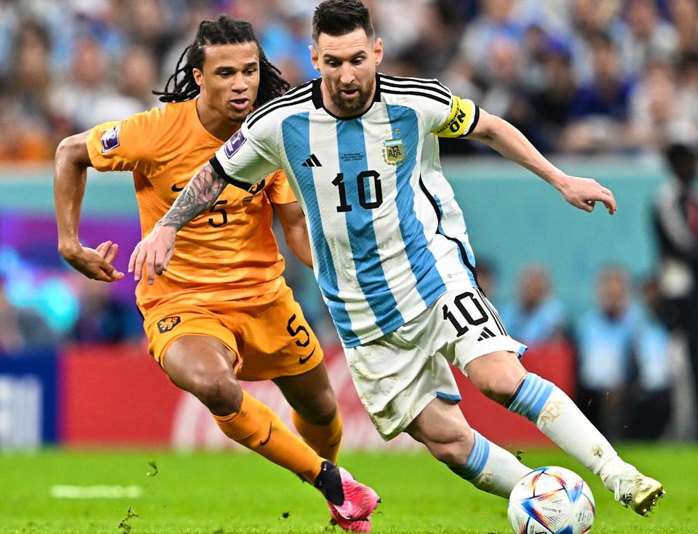 Lione Messi (destra) tallonato dall'olandese Nathan Ake durante i quarti di finali a Qatar 2022. 