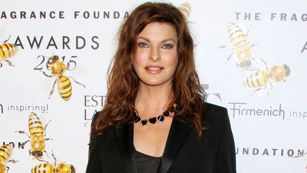 Dichiarazioni shock. È tornato il cancro al seno a Linda Evangelista: «So di avere un piede nella fossa»