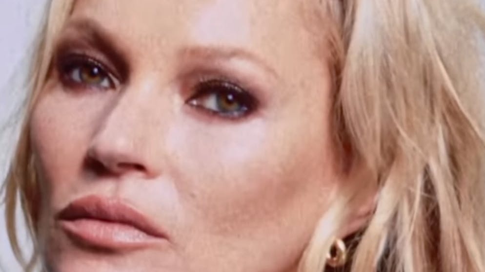 Auffällig makelloses Supermodel. Kate Moss, du würdest uns auch mit Falten gefallen