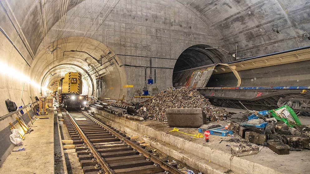 Media per la prima volta sul posto. Treno merci estratto dal tunnel del San Gottardo entro fine mese