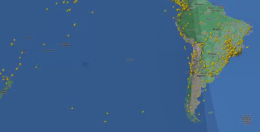 Il grande buco NO FIR viene ampiamente sorvolato: gli aerei nell'immagine volano dall'Australia e dalla Nuova Zelanda a Santiago del Cile.
