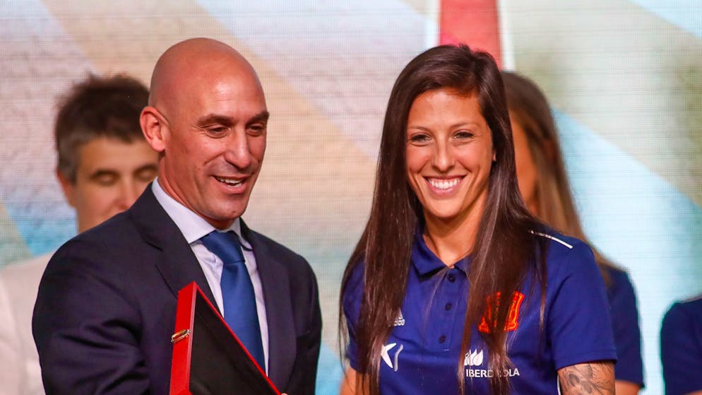 Sexuelle Nötigung vom Spanien-Boss?. Hermoso zeigt Rubiales für ungefragten Kuss an