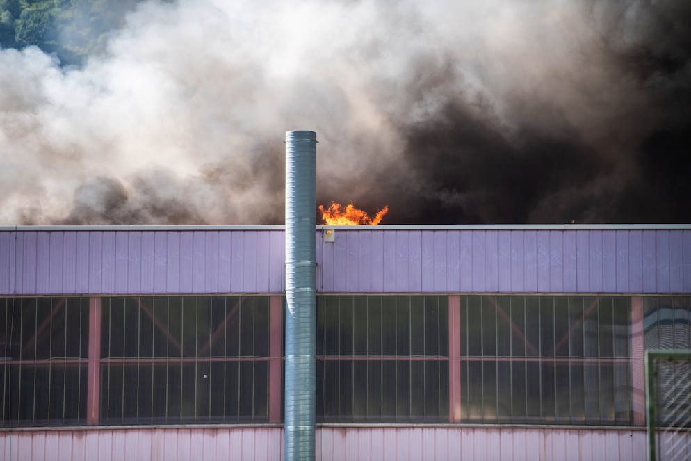 Incendio alla BiascArena. Le fiamme erano piuttosto alte, tali da essere viste addirittura dalla strada.