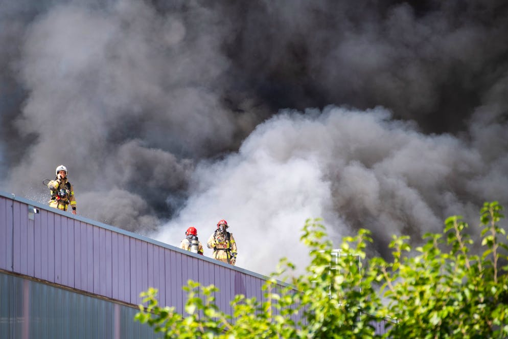 Incendio alla BiascArena. Sono stati diversi i pompieri in azione per domare il rogo.
