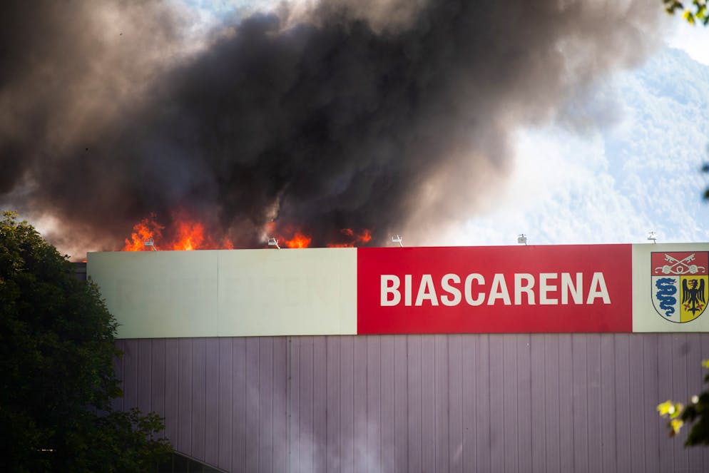 Incendio alla BiascArena. Alla Raiffeisen BiascaArena non si gioca solo a hockey.