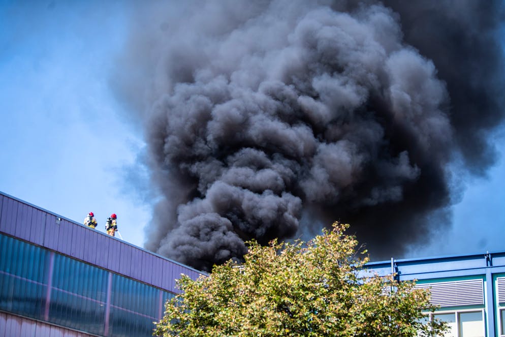 Incendio alla BiascArena. S'è sprigionata una densa colonna di fumo.