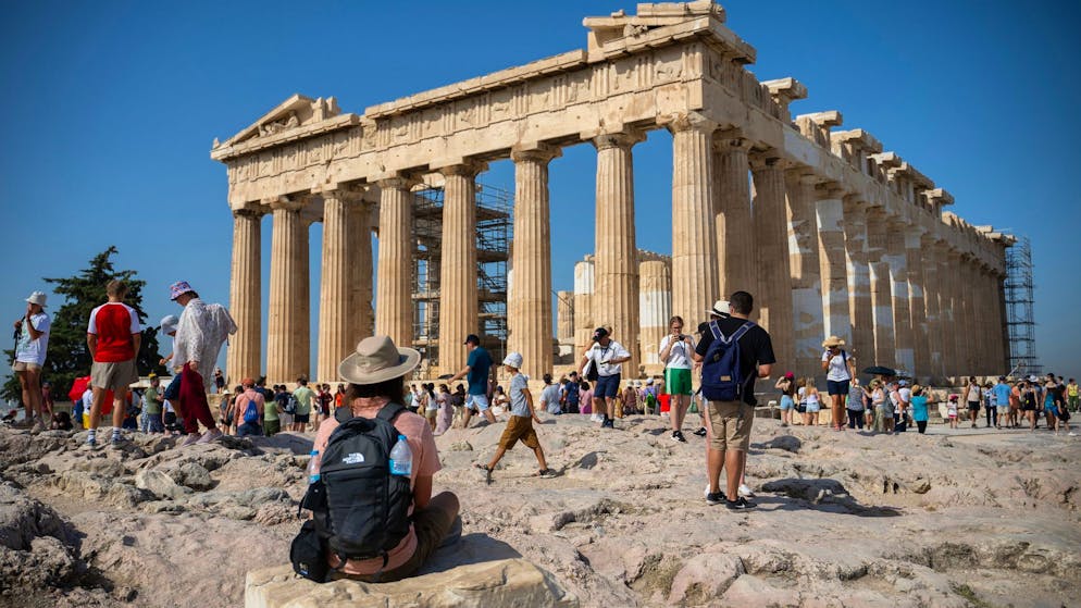 Die beliebtesten Reiseziele nach Corona. Touristen am Parthenon-Tempels auf dem Akropolis-Hügel in Athen: Trotz Hitzewelle kamen 2023 mehr Menschen als vor der Corona-Pandemie.
