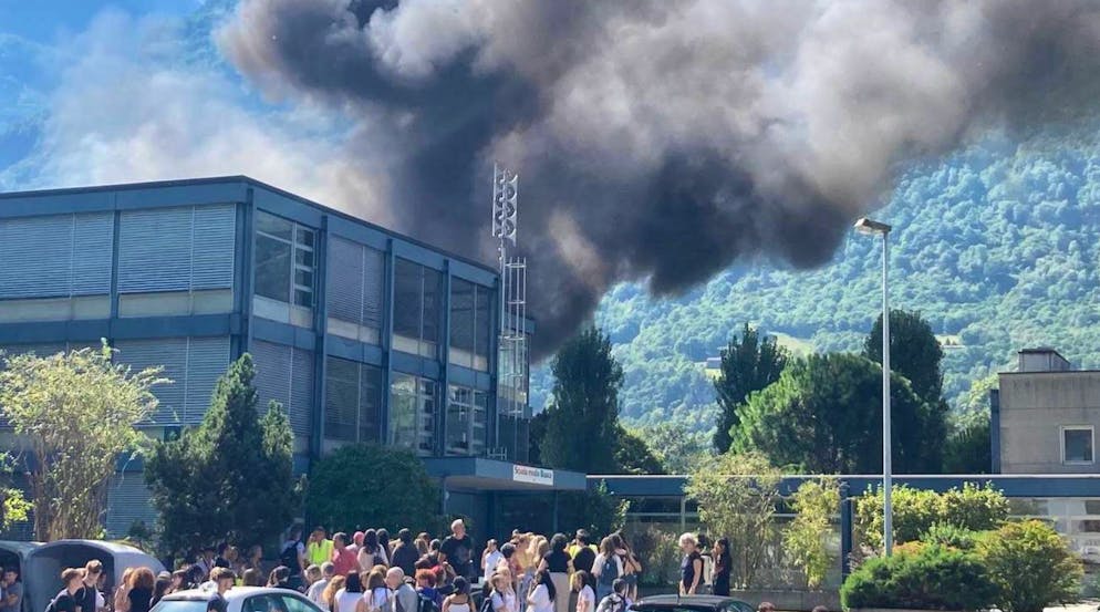 Incendio alla BiascArena. Il tetto in fiamme della BiascArena.