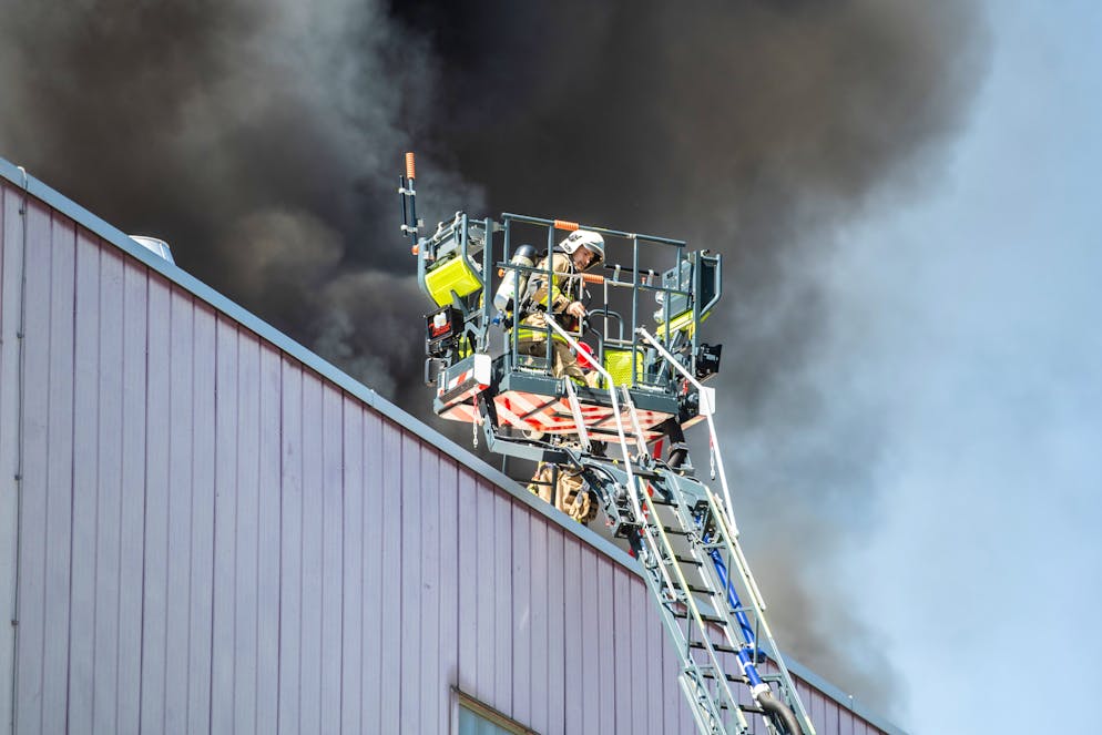 Incendio alla BiascArena. È stato necessario l'uso della scala automatica per salire sul tetto. 