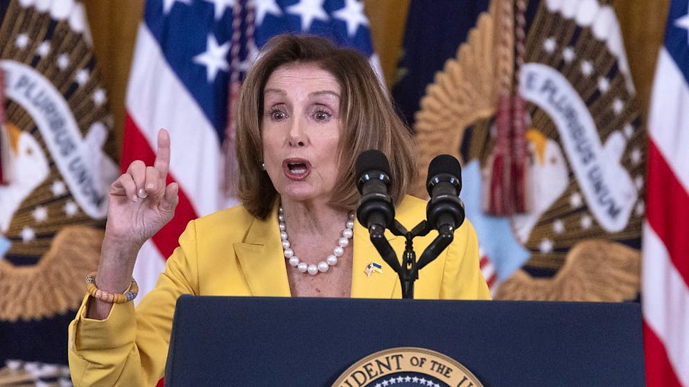 "L'America ha bisogno di mostrare al mondo che la sua bandiera" continua a sventolare per la "libertà e la giustizia per tutti", ha affermato Nancy Pelosi. (Foto d'archivio)