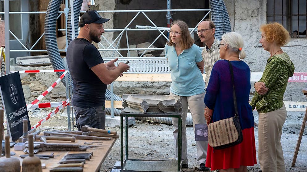 È stato dimostrato interesse anche per i lavori di scalpellatura dei monumenti in un laboratorio di intaglio della pietra.