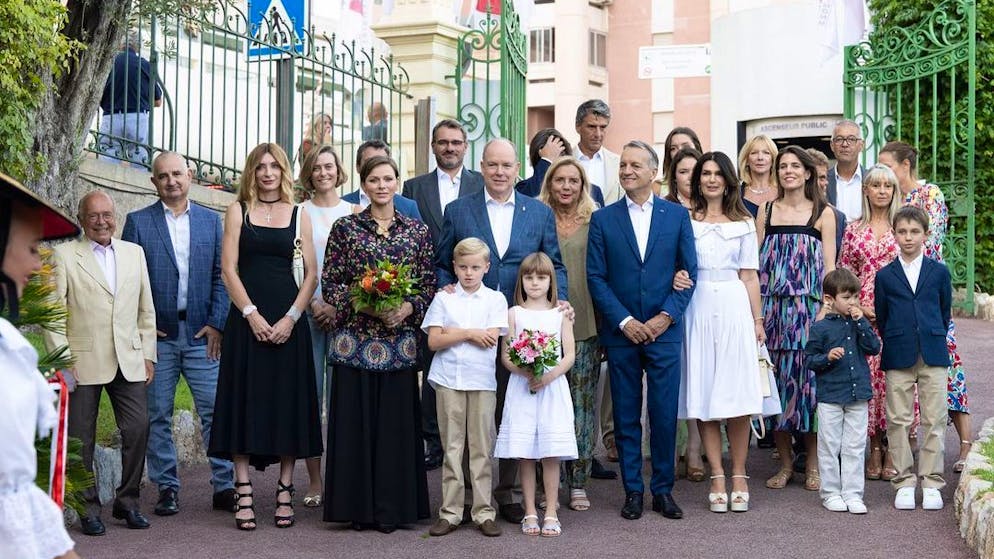 Charlene and Albert are very harmonious at once.  Photo with family and friends at the Court of Monaco.