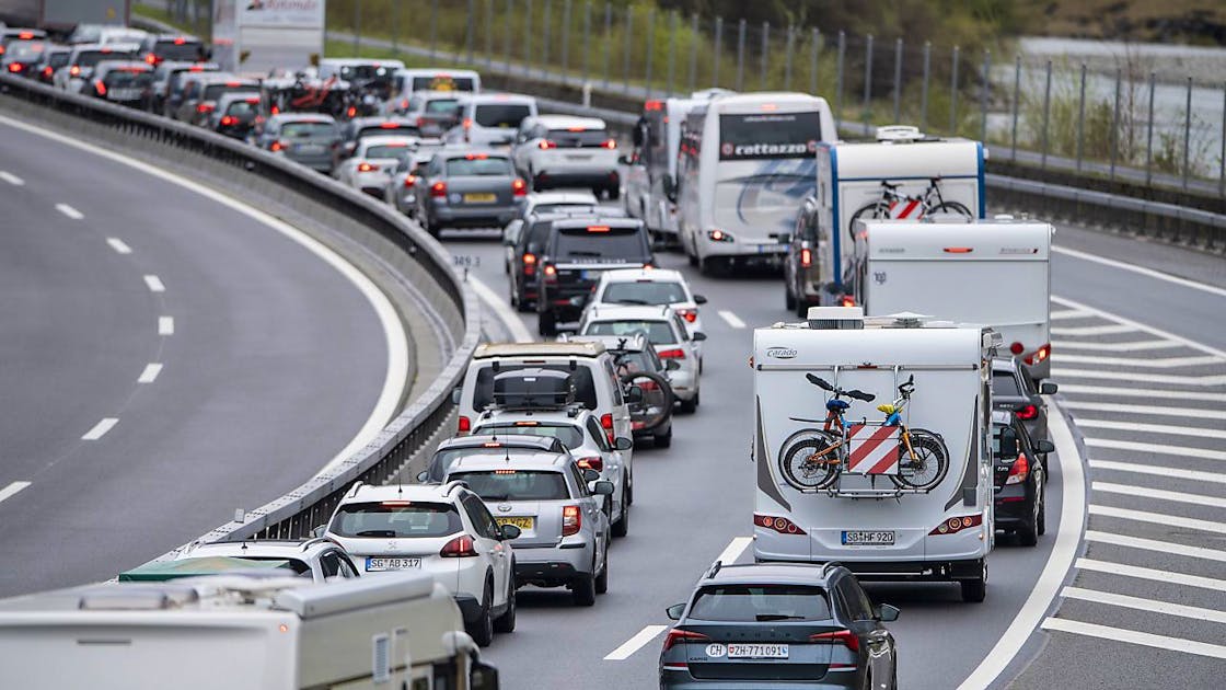 Verkehr GotthardStrassentunnel wegen Riss in der Decke gesperrt blue News