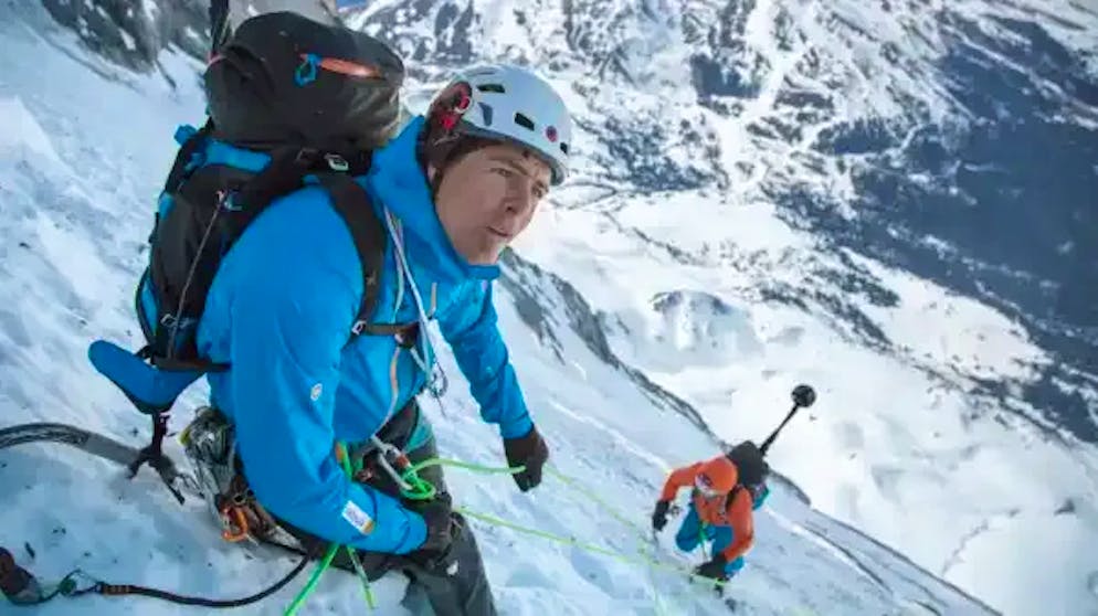 Lo specialista svizzero di sport di montagna Dani Arnold scala la parete nord dell'Eiger. 